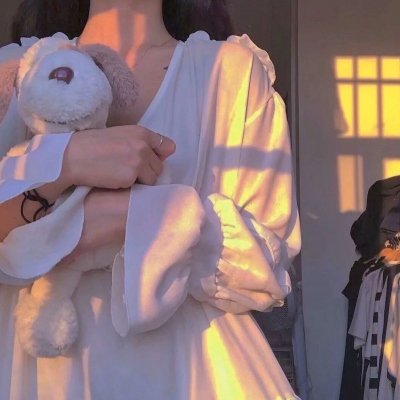 随盲柳入眠的女人